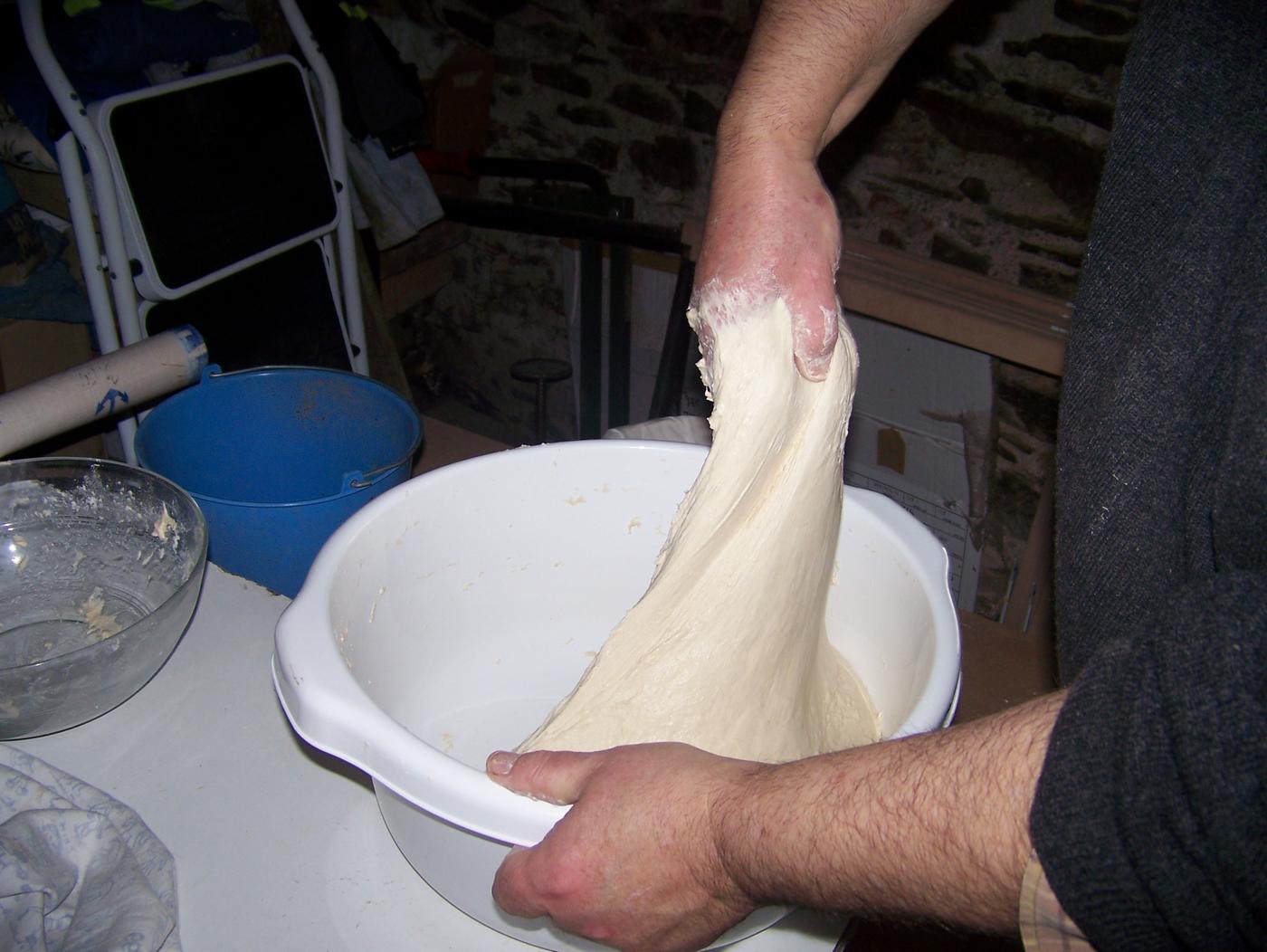 Faire une pâte à pain dans une bassine à la main
